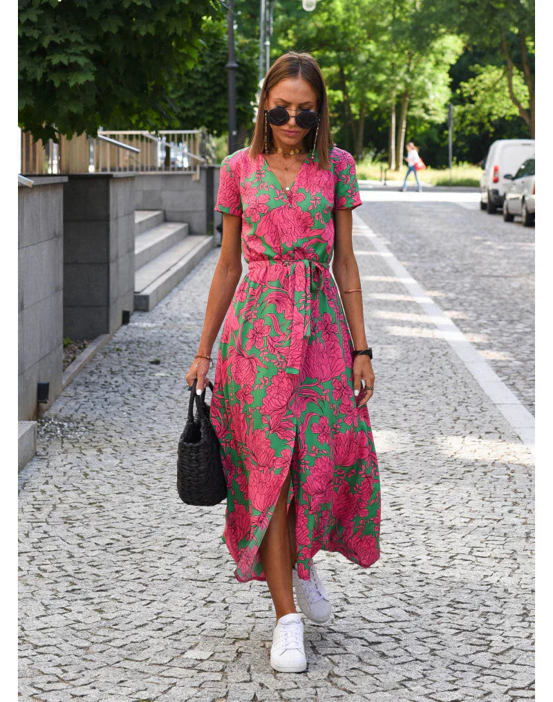 Julia - Elegant Dress with V-Neck and Shaping Fit