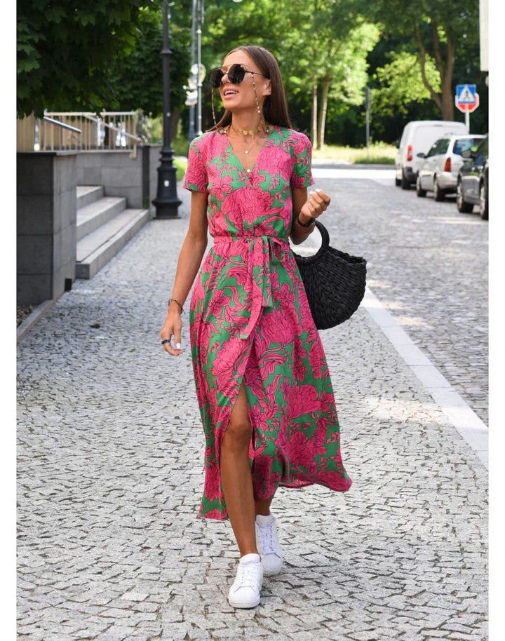 Julia - Elegant Dress with V-Neck and Shaping Fit