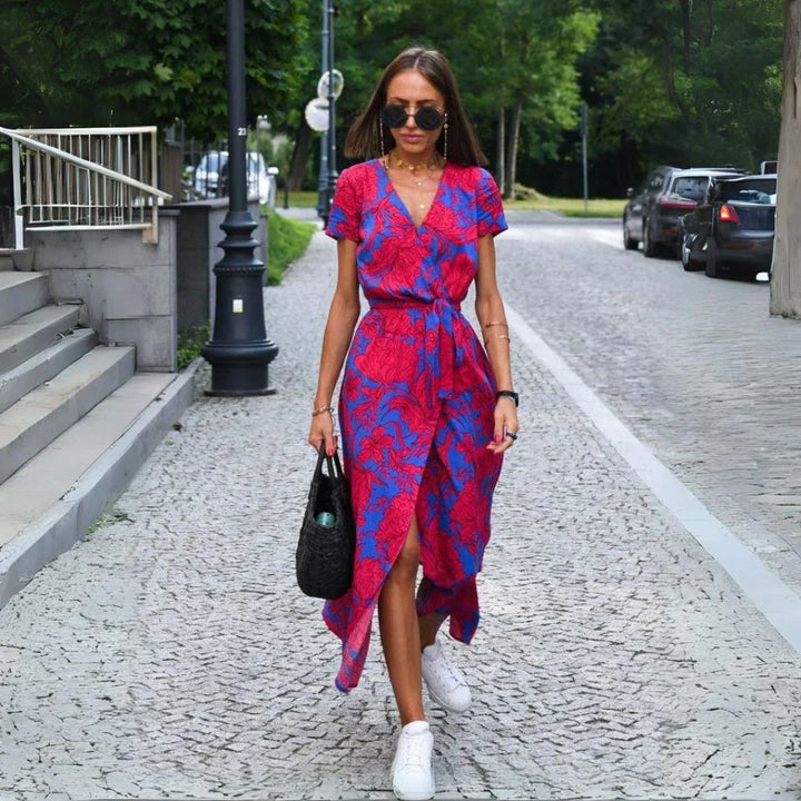 Julia - Elegant Dress with V-Neck and Shaping Fit