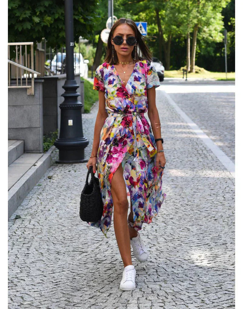Julia - Elegant Dress with V-Neck and Shaping Fit