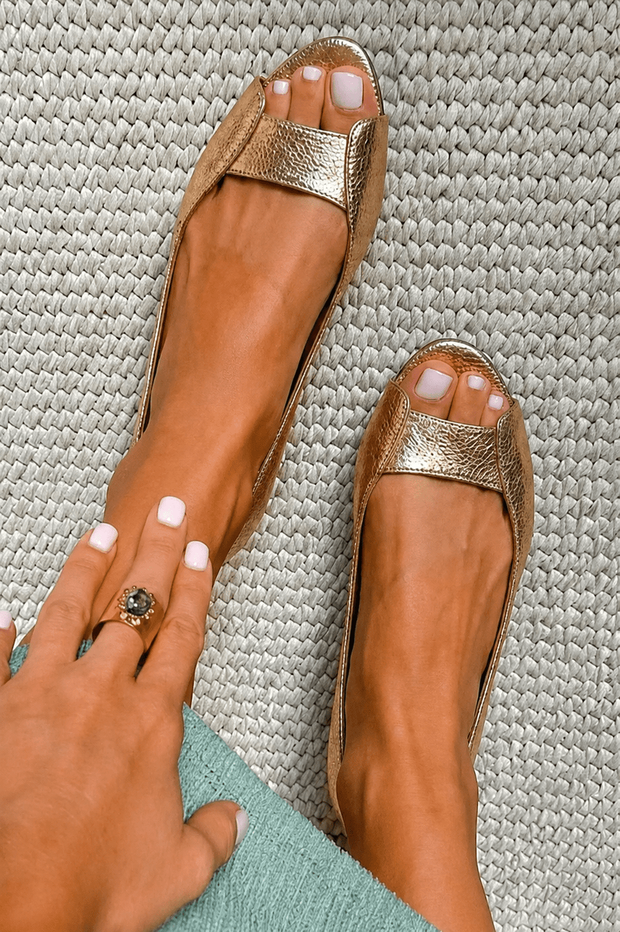 ADELINA | COMFORTABLE AND ELEGANT GOLDEN SANDALS