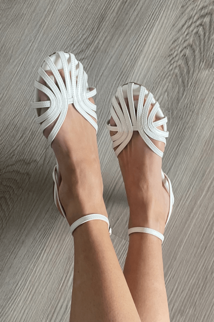VICTORIA | GOLDEN SANDALS ADORNED WITH JEWEL DETAILS